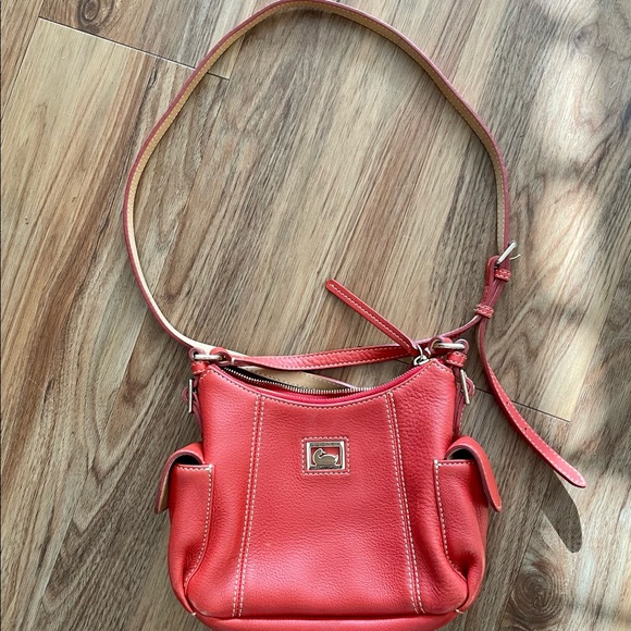 DOONEY & BOURKE Red crossbody! Beautiful pebble leather! 😁 - Picture 2 of 11